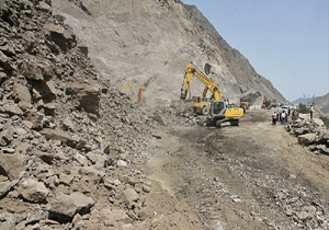 ریزش سنگ و خسارت به خودروها در محور هراز