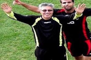 فیلم حضور منصوریان و بازیکنان نفت در خانه مرحوم دارستانی