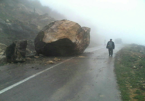 سقوط و ریزش سنگ در دودانگه