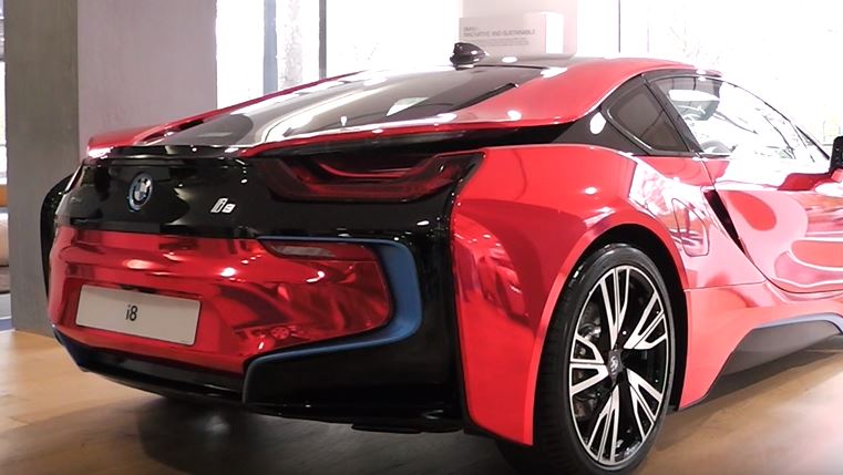 بی ام و i8 با رنگ قرمز سفارشی معرفی شد