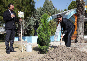 کاشت نهال در صدا وسیمای مرکز اصفهان