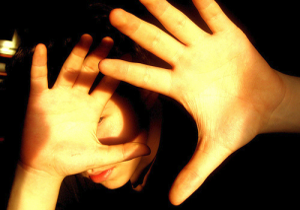 حساسیت چشم به نور را جدی بگیرید