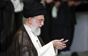 اقامه نماز بر پیکر آیت‌الله واعظ طبسی توسط مقام معظم رهبری