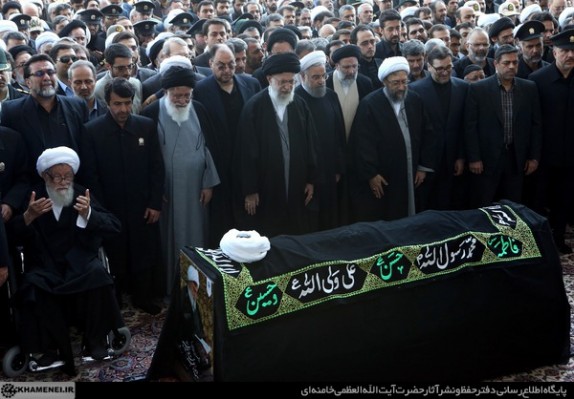 حضور رهبر معظم انقلاب اسلامی در مراسم تشییع آیت&zwnj;الله واعظ طبسی و اقامه نماز بر پیکر ایشان