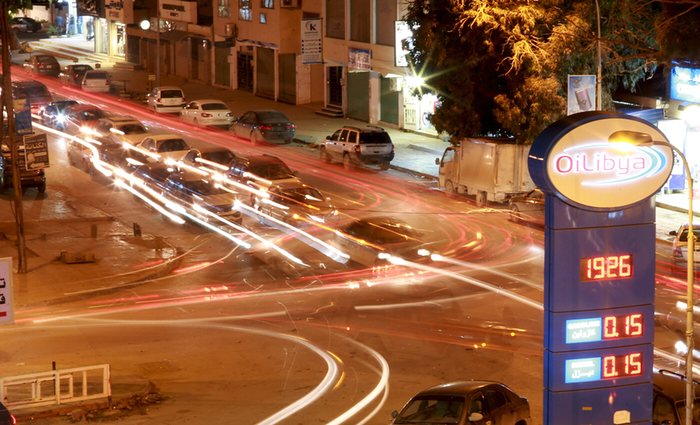 تصاویری عجیب و دیدنی از بهای متغیر سوخت در سراسر جهان/ از 8 پوند در لیبی تا 89 پوند در اتریش!