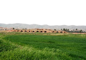 بنای خسرو در میان نخلستانهای قصرشیرین