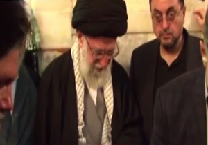 اولین ویدئو از حضور رهبر انقلاب در خاکسپاری آیت الله طبسی