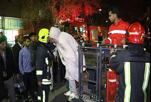 مهار حریق ساختمان مسکونی در مشهد جان 9 نفر را نجات داد + تصویر