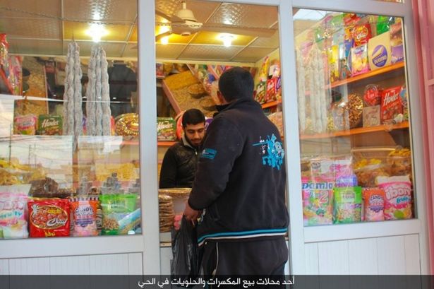 دیلی میرر: پشت&zwnj;صحنه مشمئز&zwnj;کننده نمایش خیمه&zwnj;شب&zwnj;بازی جدید داعش + تصاویر