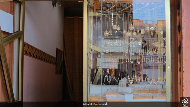 دیلی میرر: پشت&zwnj;صحنه مشمئز&zwnj;کننده نمایش خیمه&zwnj;شب&zwnj;بازی جدید داعش + تصاویر