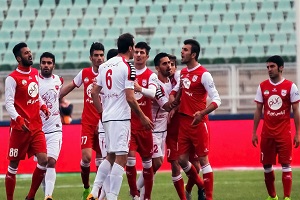فیلم درگیری شدید بازیکنان پرسپولیس و تراکتور در میان آتش هواداران