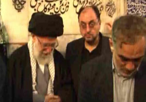 حضور رهبر انقلاب در لحظات خاکسپاری آیت‌الله واعظ طبسی + فیلم
