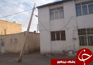 سقوط تیرچراغ برق بر روی ساختمان