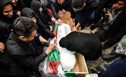 وداع خانواده محمد رضا طبایی با فرزند شهیدشان