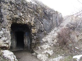 دخمه سنگی فرهادکجاست؟