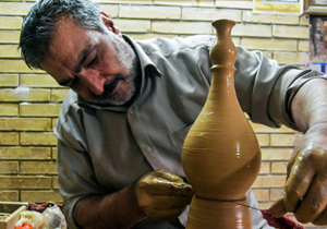 چرخ سفالگری شهرضا به حرکت درآمد