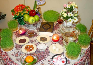 کودکان خرمشهری در کنار هفت‌ سین کاغذی