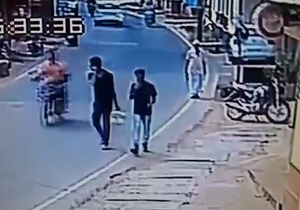 لحظه دردناک مرگ پیرمرد نگون بخت + فیلم