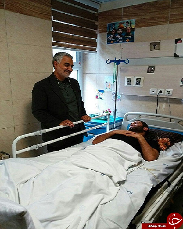 سردار بر بالین جانباز مدافع حرم +عکس