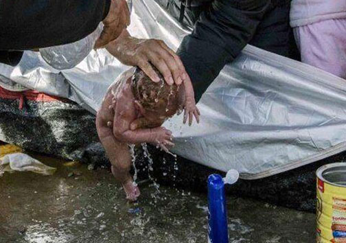نوزاد مادرپناهجو در چادر متولد شد+ عکس