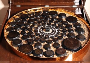 حکاکی قرآن با سوزن گلدوزی روی سنگ توسط هنرمند تبریزی
