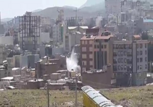فوران و هدر رفتن آب شرب در شهرک کسری + فیلم