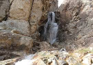 آبشار چهرن در رابر یکی از مناطق بکر وزیبا