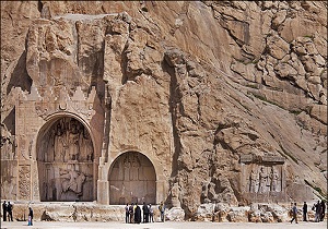 مجموعه ای با نخستین تابلوی نقاشی سنگی جهان