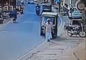 تصادف وحشتناک پیر زن را نقش زمین کرد (16+) + فیلم