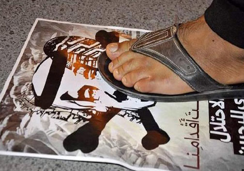 لگد کوب شدن عکس پادشاه آل&zwnj;سعود در بحرین +عکس