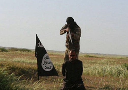 عکس/ اعدام فجیع مرد عراقی به دست جلاد داعش
