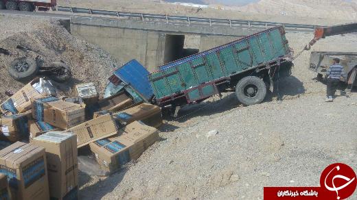 واژگونی یک دستگاه کامیون در اثر خواب آلودگی راننده + تصاویر