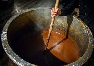 آیین سمنو پزان در سالروز شهادت حضرت فاطمه زهرا (س)