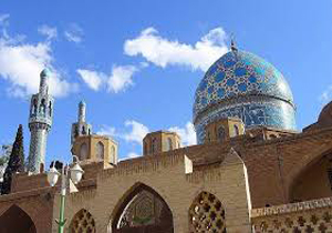 وجود آرامش در سایه روشن های مقبره شاه نعمت الله ولی