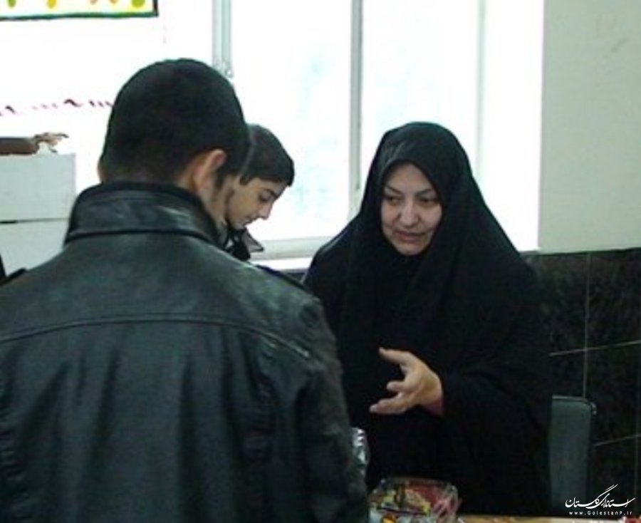 هدایای بانوی نیکوکار تهرانی برای دانش آموزان بی بضاعت آزادشهر