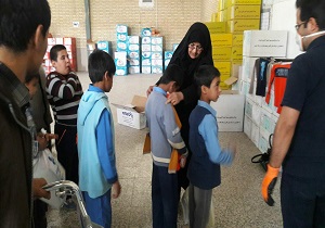 توزیع بسته های حمایتی بین دانش آموزان اشکذر