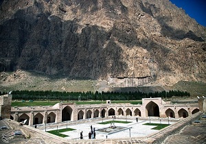 در سفر به کرمانشاه بازدید از کاروانسرای بیستون را فراموش نکنید