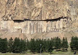 دیواره ای تراش خورده که "فرهاد تراش" نام دارد