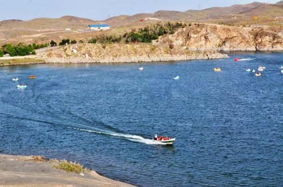 بند گلستان با دره&zwnj;های سرسبزومواهب طبیعی درمشهد