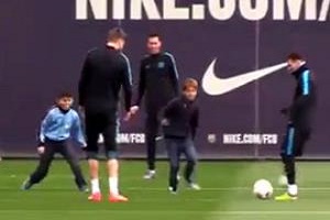 از هجوم جیمی جامپ ها به تمرین بارسا تا دوربین مخفی جالب از فروشندگی زلاتان+فیلم