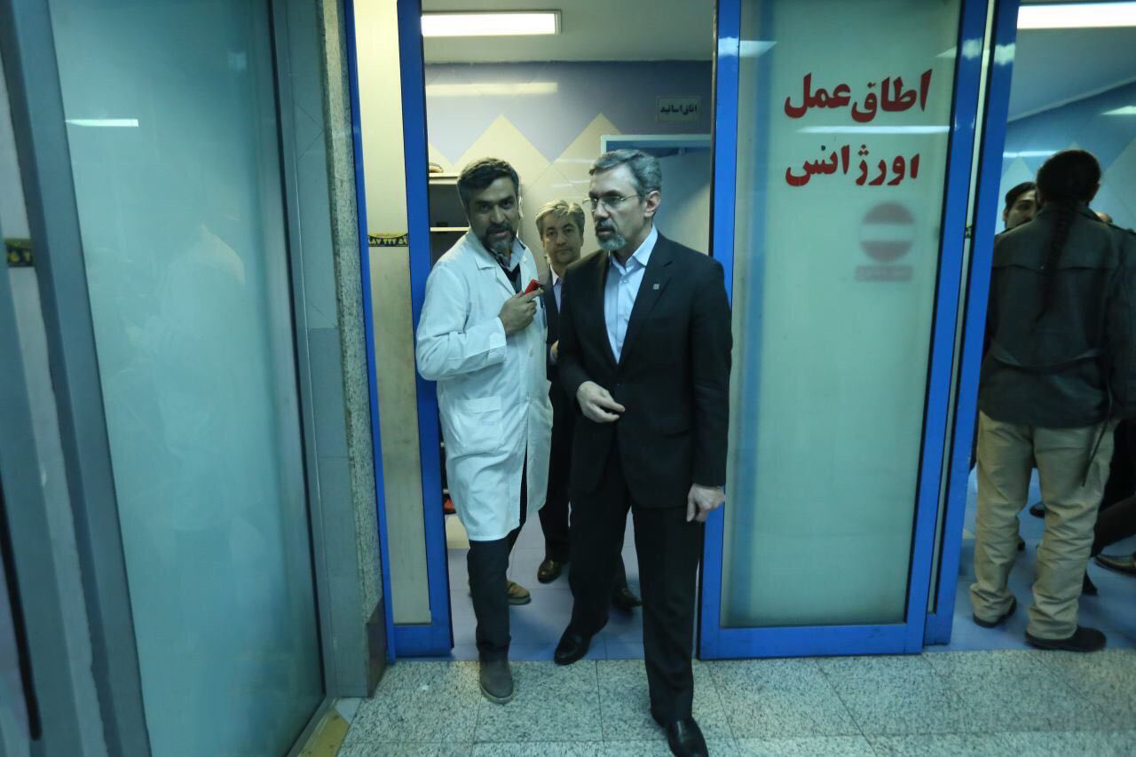 عیادت نماینده وزیر بهداشت و رئیس دانشگاه علوم پزشکی تهران از مصدومان حادثه انفجار بازار تهران