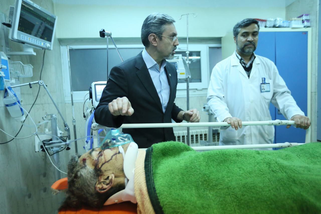 عیادت نماینده وزیر بهداشت و رئیس دانشگاه علوم پزشکی تهران از مصدومان حادثه انفجار بازار تهران