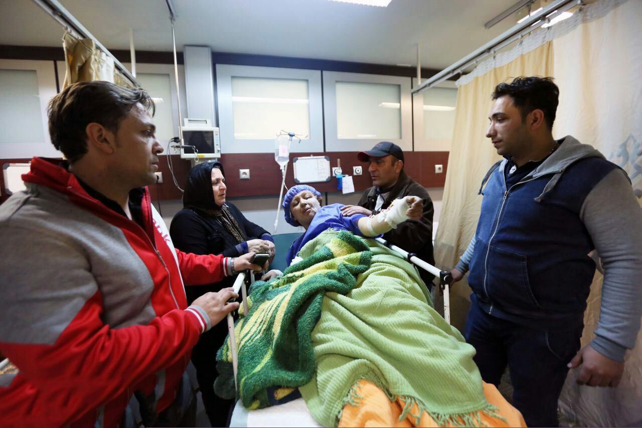 عیادت نماینده وزیر بهداشت و رئیس دانشگاه علوم پزشکی تهران از مصدومان حادثه انفجار بازار تهران