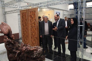 بازدید استاندار آذربایجان غربی از نمایشگاه دوسالانه ملی نگاره های چوبی