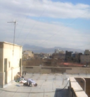 طعم خوش عبادت، زیر سقف آسمان تهران + فیلم