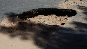 ترکيدگی لوله آب دلیل نشست خيابان شهدا