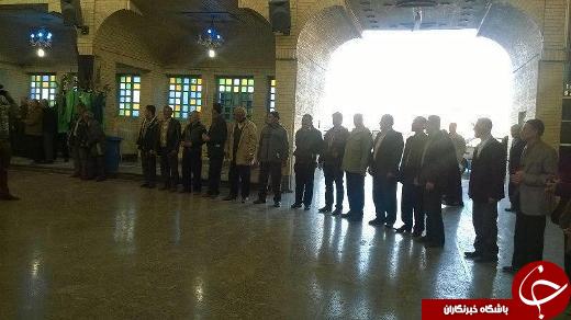 حضورمردم یک ساعت قبل از شروع انتخابات پشت درب حوزه انتخاباتی + تصاویر