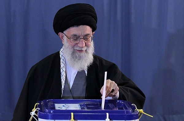 رهبر معظم انقلاب رای خود را در صندوق انداختند + فیلم