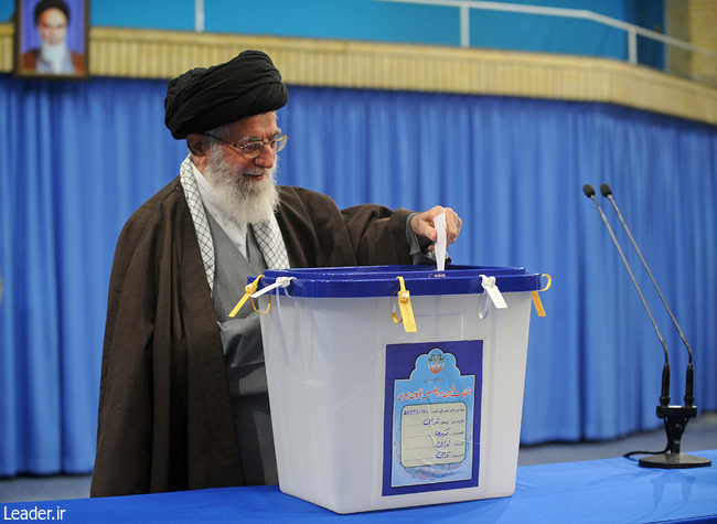 رهبر معظم انقلاب رای خود را در صندوق انداختند