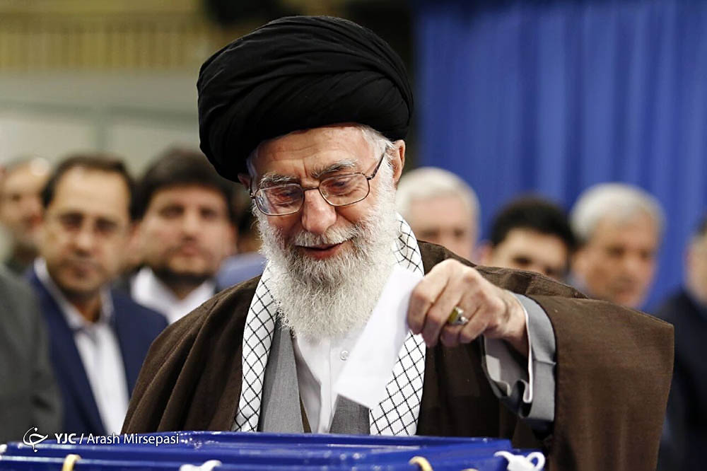 رهبر معظم انقلاب رای خود را در صندوق انداختند+تصاویر